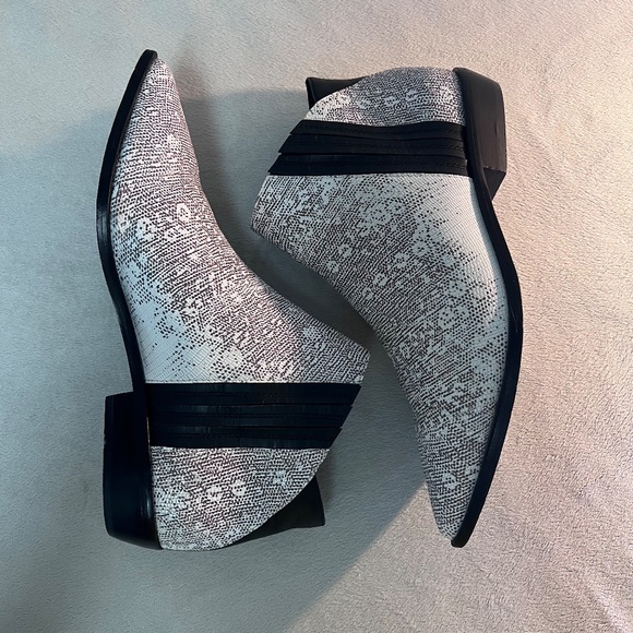 L.A.M.B. Women's Mayor Lizard Print White Pointy Toe Ankle Booties Shoes Sz 10 - Picture 12 of 16